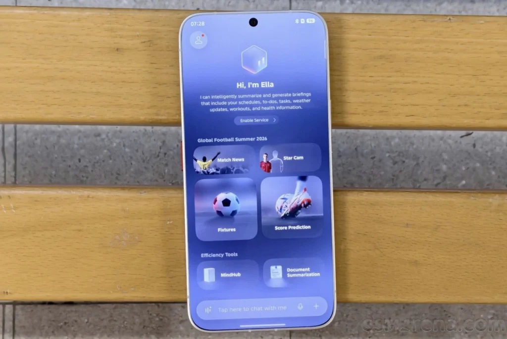 Hands-on with the Tecno bezel-less concept phone.
